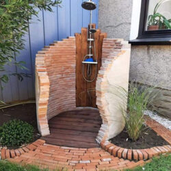 Douche extérieure en bois et mur extérieur en briques courbées - modèle roots
