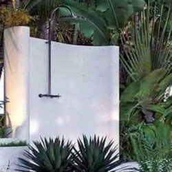 Douche extérieure à mur courbée et blanc